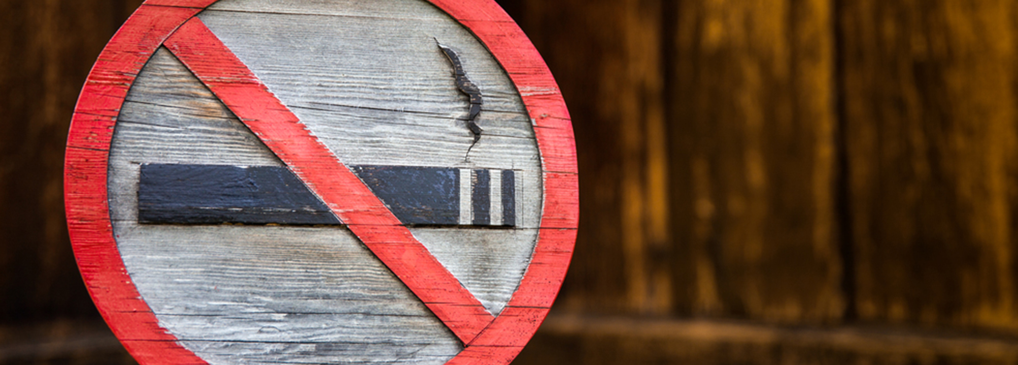Förbudsskylt mot rökning, överstruken cigarett.