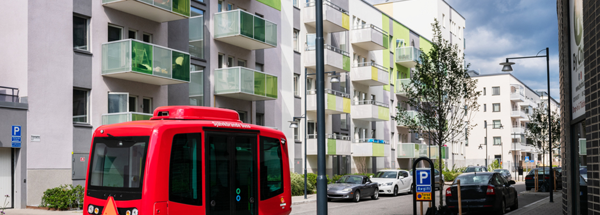 Nybyggt bostadsområde med självkörande buss.