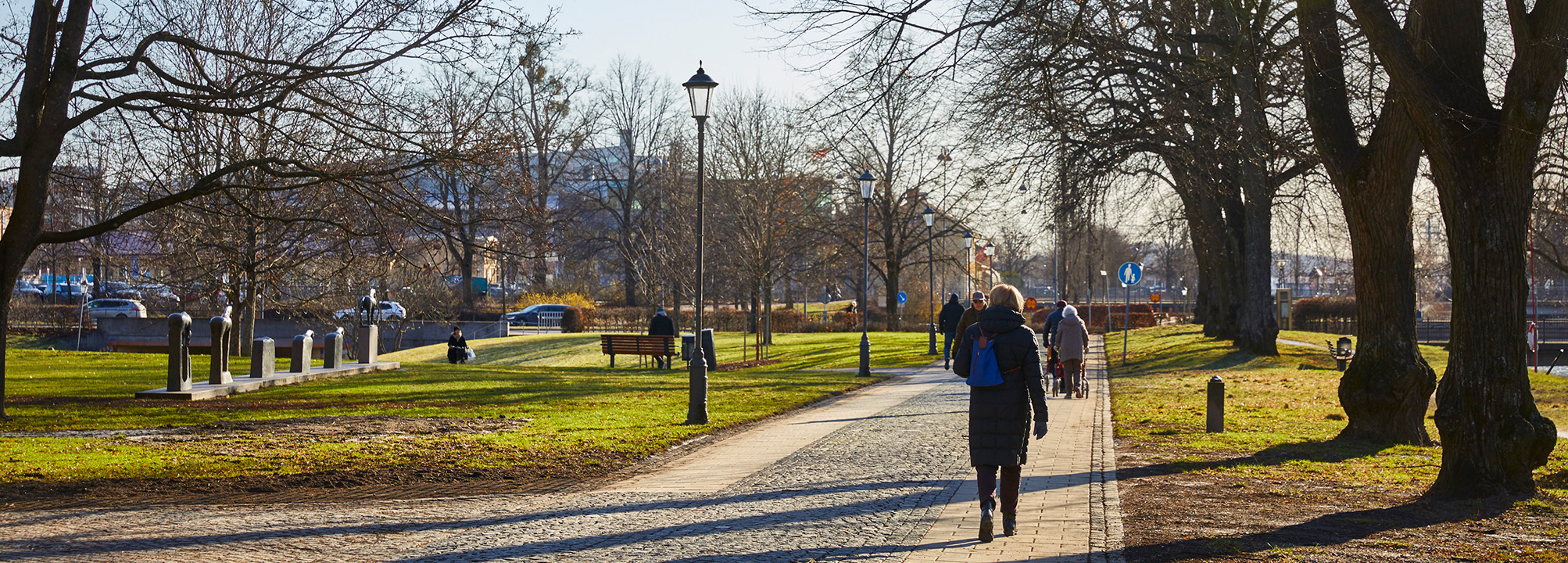 Park med gångvägar och människor.
