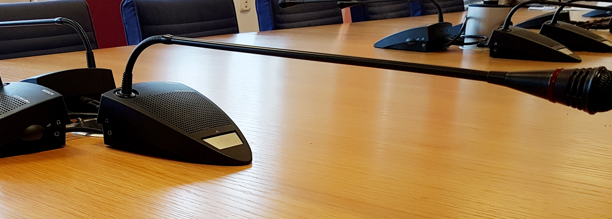 Hörselteknisk utrustning på ett konferensbord.