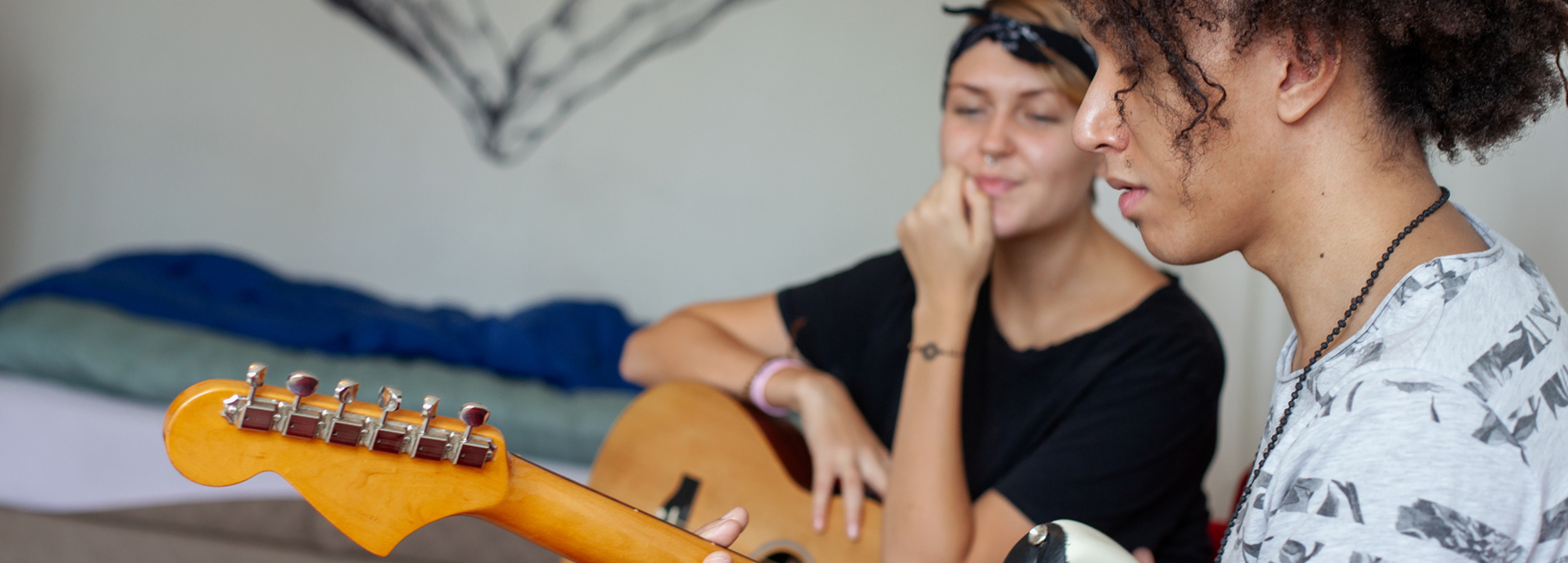 Två tjejer som spelar elgitarr