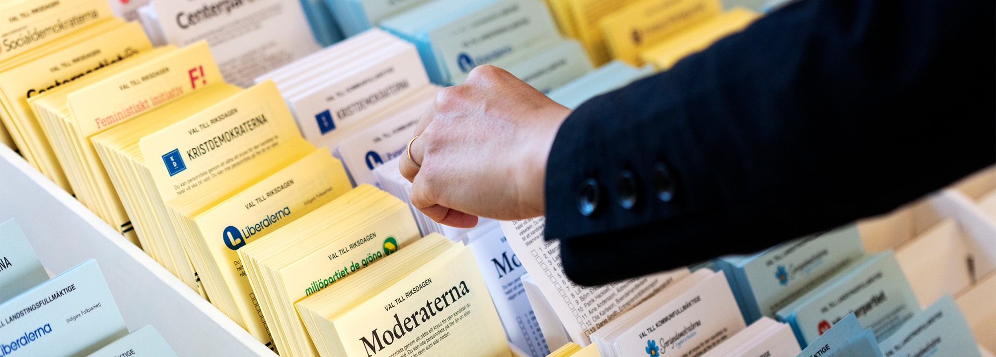  En hand sträcker sig fram för att välja en valsedel