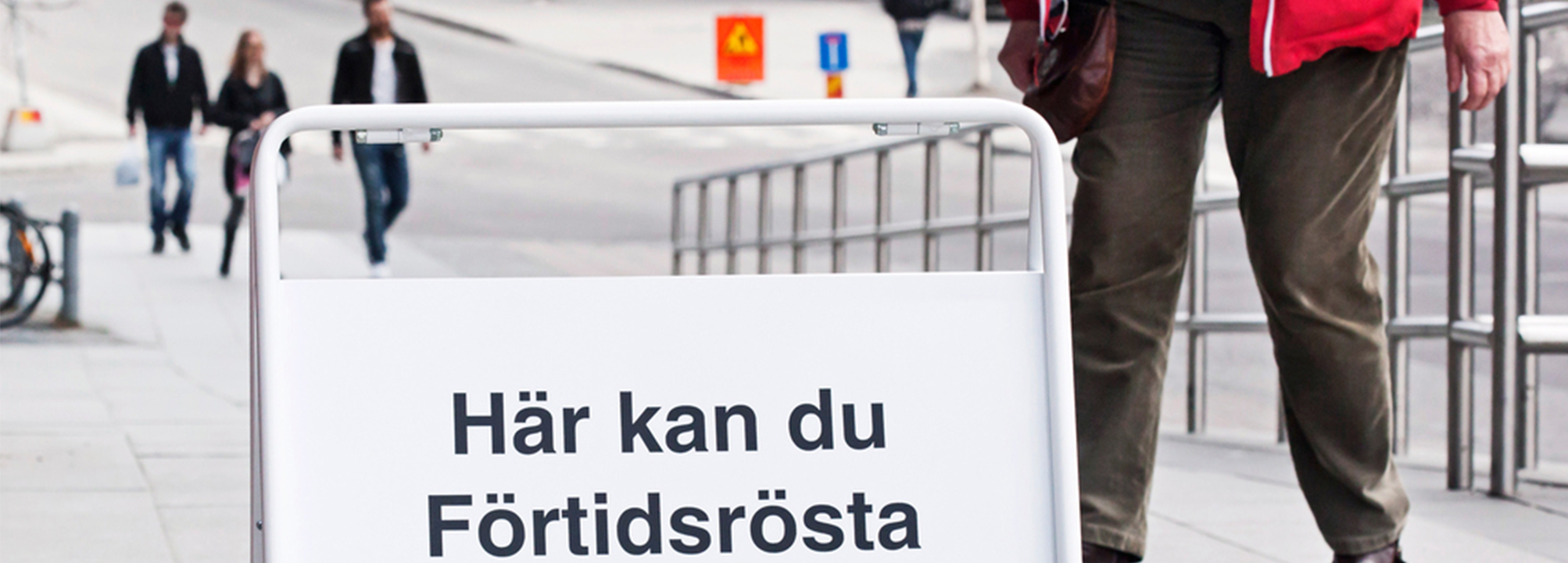 Gatupratare med text: Här kan du förtidsrösta
