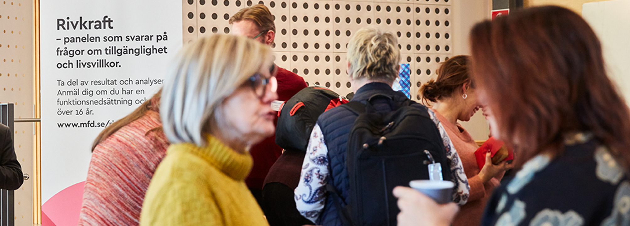 Männsikor som minglar på  fikapaus av en seminariedag.