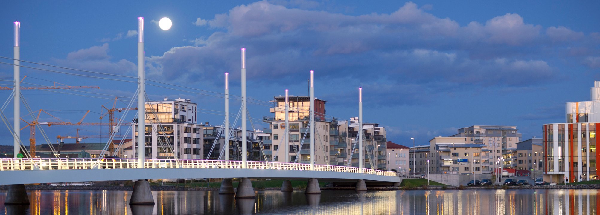 Stadsbild av Jönköping på kvällen, hus och bro. 
