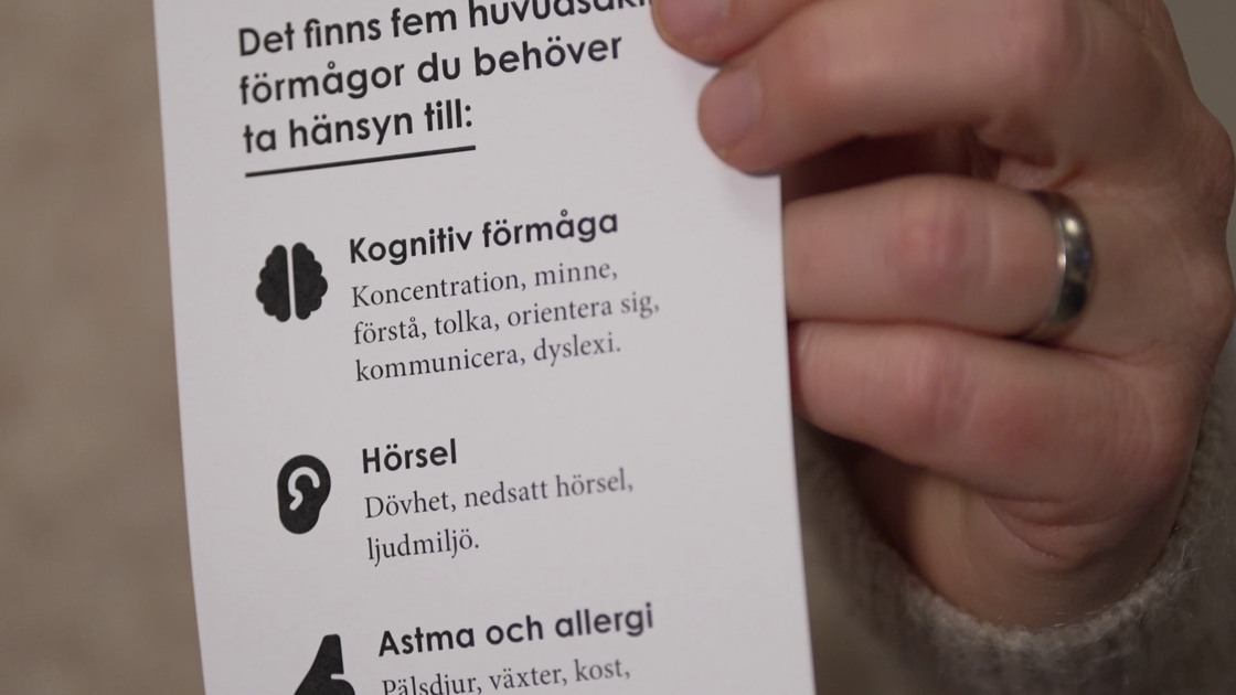 Hand som håller i Höganäs checklista.