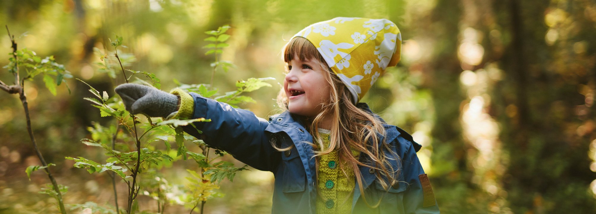 Skrattande barn pekar ut riktningen framåt.