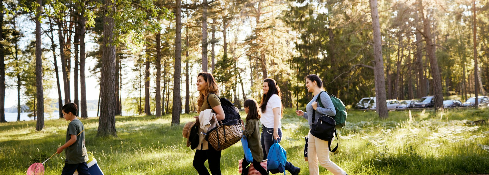 En familj på utflykt i skogen.