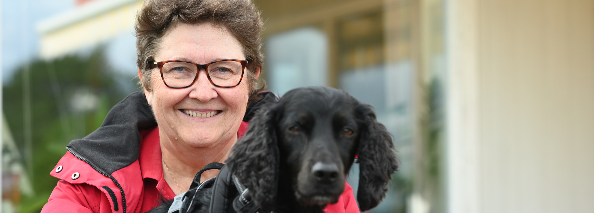 Lena Mellbratt Stenman med sin hund i knät.