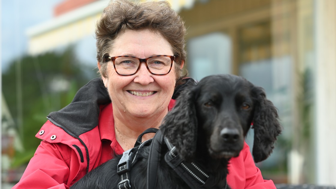 Lena Mellbratt Stenman med sin hund i knät.