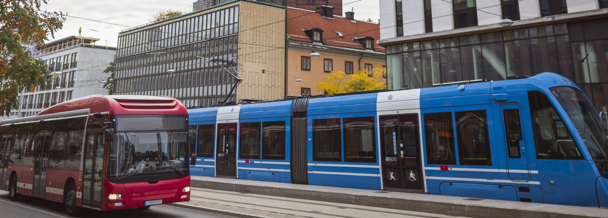 Trafikerad gata i Stockholms city.