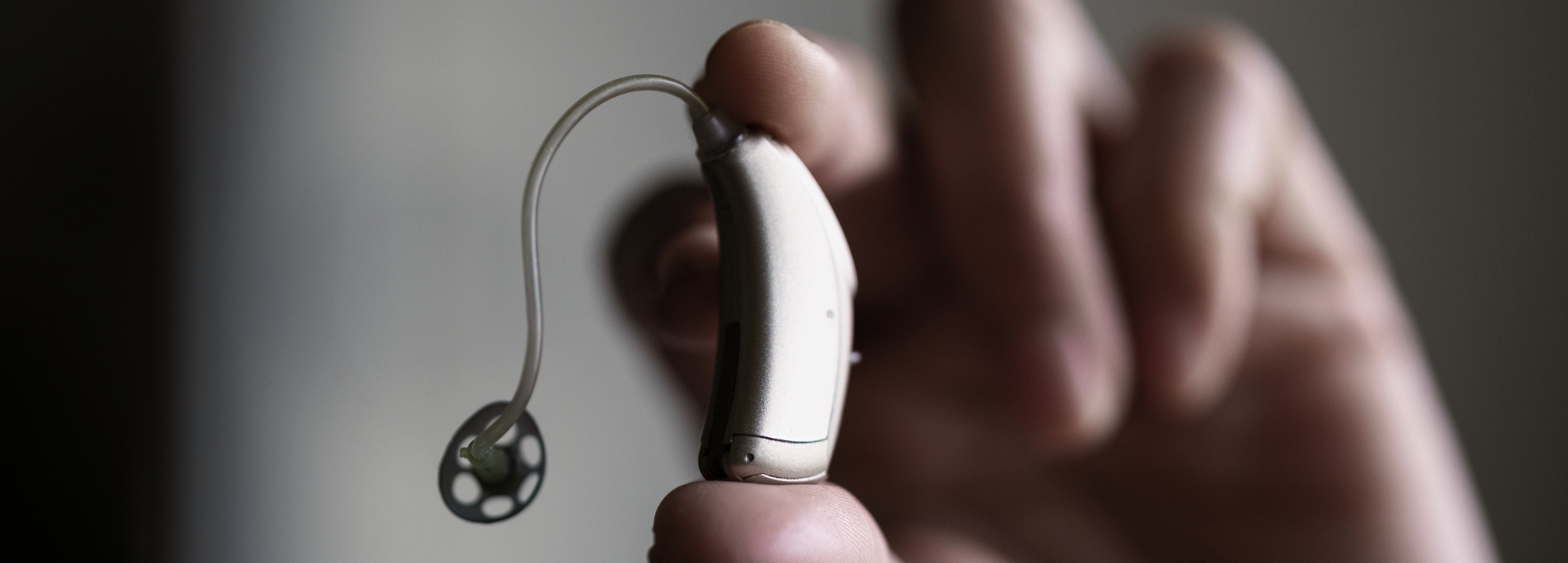 En person håller i en hörapparat