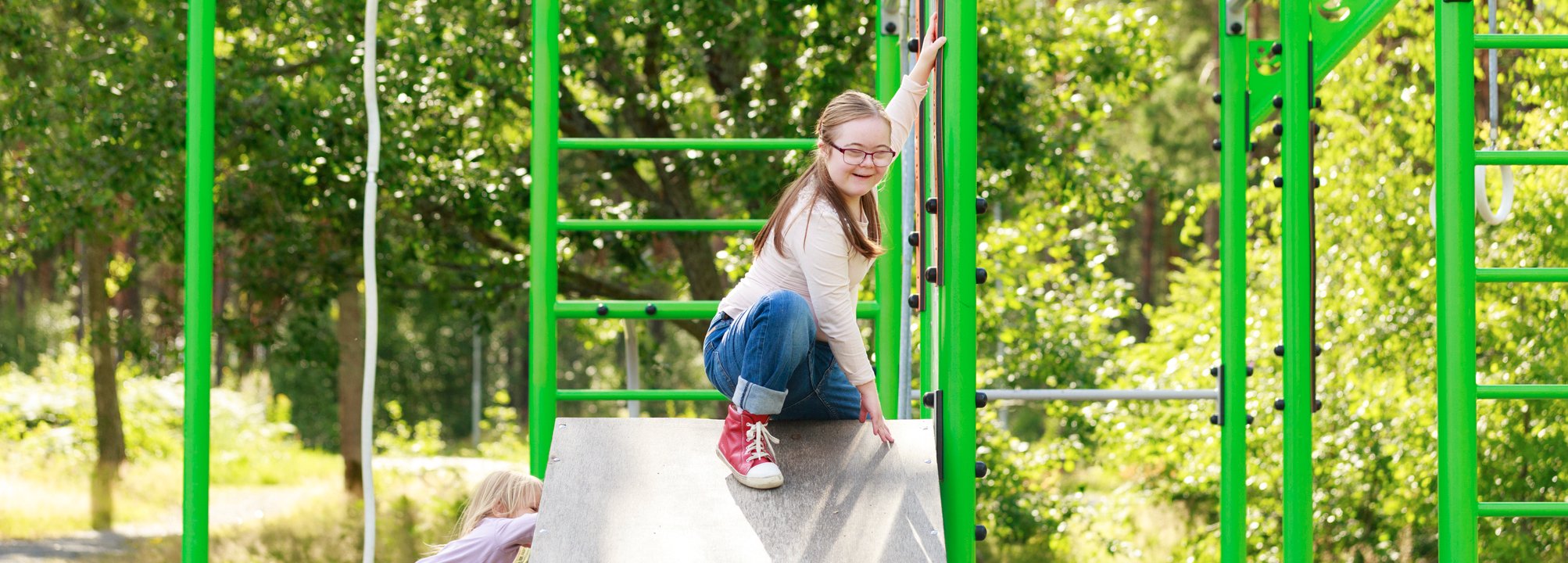 Barn leker i en lekpark. 