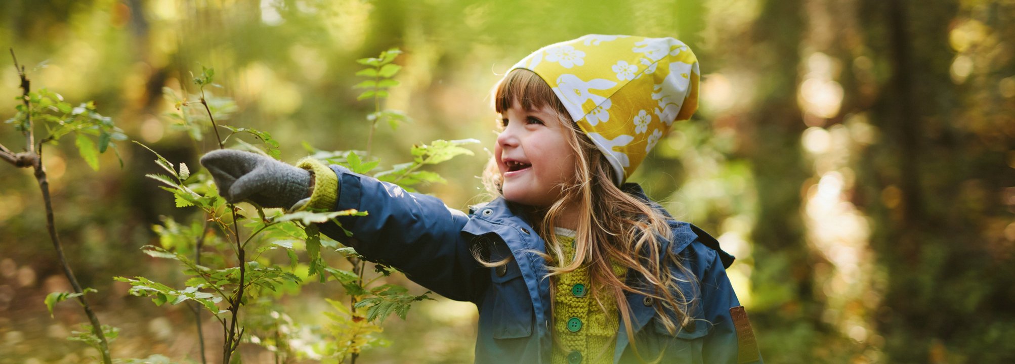 Glad flicka pekar ut riktningen framåt.