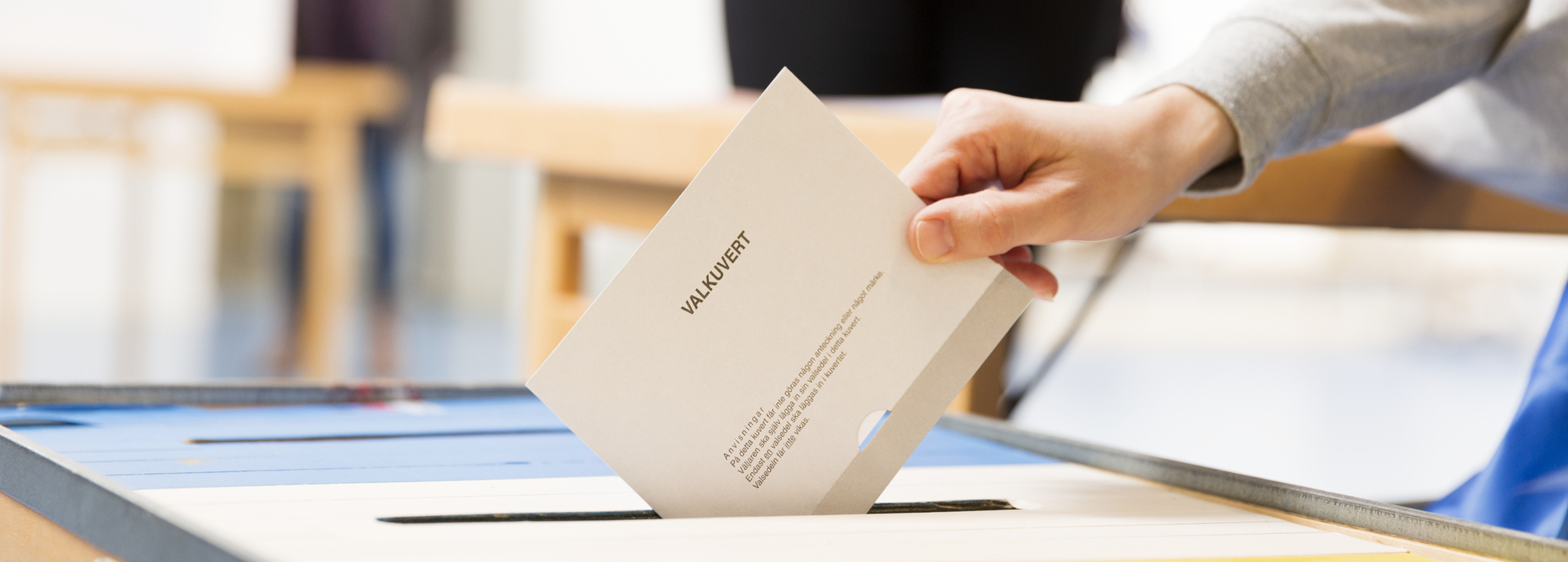 En person lägger sin röst i en vallokal.